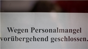 Wegen Personalmangel geschlossen steht auf einem Zettel.
