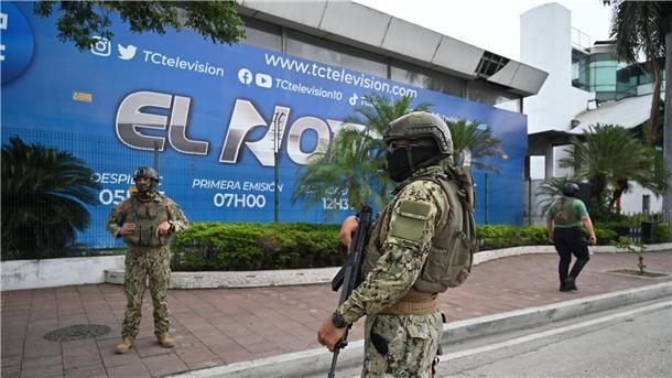 Soldaten am Fernsehsender TC, in den Bewaffnete während einer Live-Übertragung eingedrungen sind.