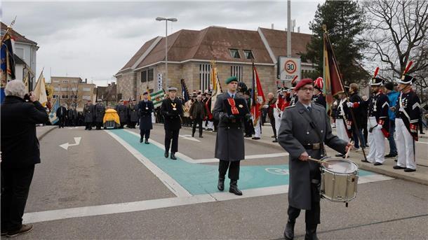Soldaten begleiten den Trauerzug auf dem Weg zum Offenburger Waldbachfriedhof.