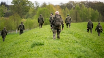 Soldaten der Bundeswehr durchsuchen das Ufer unweit der Oste.