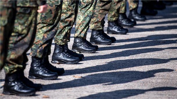 Soldaten der Bundeswehr stehen auf einem Appellplatz.