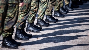 Soldaten der Bundeswehr stehen auf einem Appellplatz.