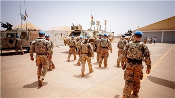 Soldaten der Bundeswehr verlassen einen Platz im Camp Castor in Gao in Mali.