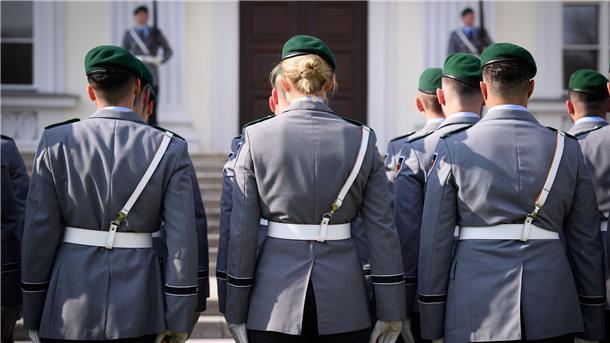 Bundestag beschließt jährlichen Nationalen Veteranentag Soldaten der Ehrenformation der Bundeswehr vorm Schloss Bellevue. Künftig findet in Deutschland jeweils am 15. Juni der Nationale Veteranentag statt.