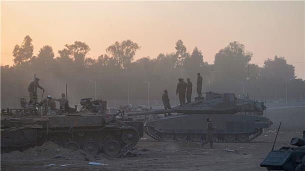 Soldaten der israelischen Armee begeben sich nahe der Grenze zum Gazastreifen in Stellung.
