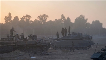 Soldaten der israelischen Armee begeben sich nahe der Grenze zum Gazastreifen in Stellung.