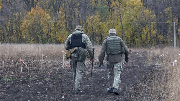 Soldaten der Kampfmittelabwehr der Ukraine führen Entminungsarbeiten in der Region Charkiw im Nordosten der Ukraine durch.