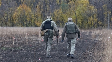 Soldaten der Kampfmittelabwehr der Ukraine führen Entminungsarbeiten in der Region Charkiw im Nordosten der Ukraine durch.