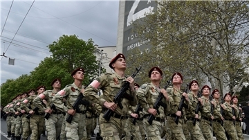 Soldaten der russischen Nationalgarde (Rosguardia) marschieren in der 2014 annektierten Krim-Stadt Sewastopol.