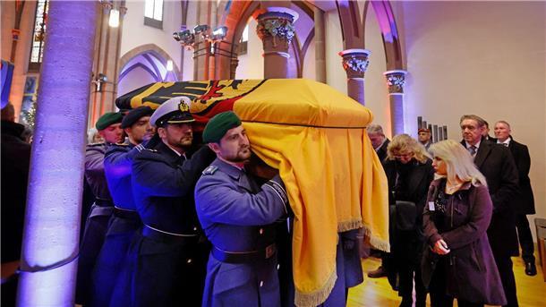 Soldaten des Wachbataillons tragen nach dem Gottesdienst Wolfgang Schäubles Sarg aus der Kirche.