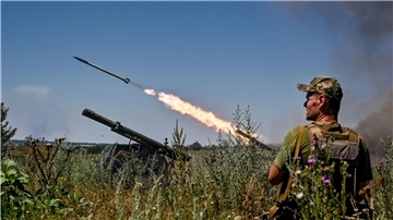 Soldaten einer separaten Brigade der Territorialen Verteidigung aus Dnipro feuern Partizan-Raketenwerfer auf russische Stellungen.