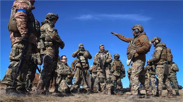 Soldaten einer Territorialverteidigungsbrigade während einer militärischen Übung auf einem Übungsplatz in der Region Saporischschja.