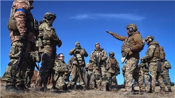 Soldaten einer Territorialverteidigungsbrigade während einer militärischen Übung auf einem Übungsplatz in der Region Saporischschja.