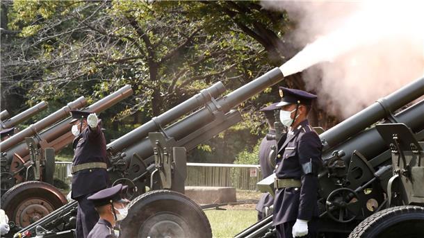 Japan ehrt ermordeten Ex-Premier Abe mit Staatstrauerakt Soldaten feuern beim Staatstrauerakt Kanonen ab.