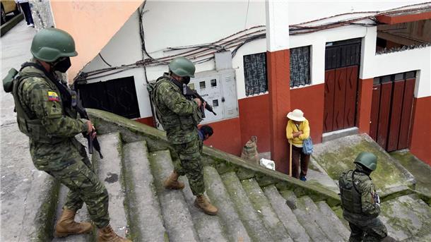 Kampf gegen Banden in Ecuador: 859 Verdächtige festgenommen Soldaten patrouillieren in einem Wohngebiet im Süden von Quito.
