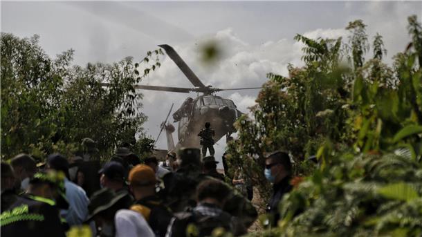 Soldaten sind auf Koka-Plantagen im Einsatz.