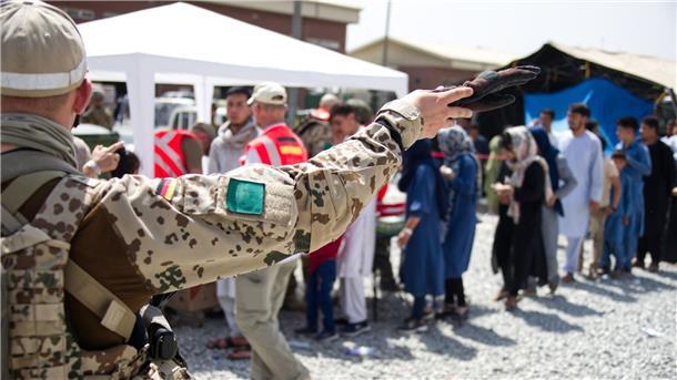 Dutzende Afghanen mit deutscher Aufnahmezusage sind tot Soldaten und Helfer betreuen im August 2021 in Kabul Menschen, die auf eine Ausreisemöglichkeit warten (Symbolbild).