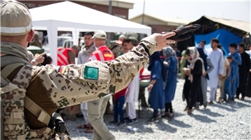 Soldaten und Helfer betreuen im August 2021 in Kabul Menschen, die auf eine Ausreisemöglichkeit warten (Symbolbild).