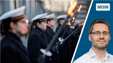 Soldatinnen der Marineoperationsschule halten Fackeln hoch, daneben das Konterfei von Pascal Patrick Pfaff (ein Mann mit Brille und Dreitagebart).