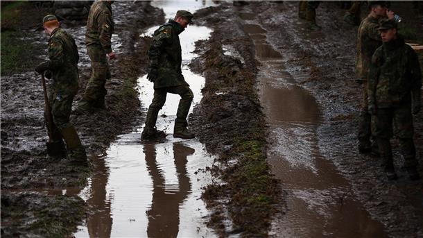 Bundeswehr wegen Hochwasser nicht gefordert, aber bereit Soldatinnen und Soldaten der Bundeswehr sichern einen Deich an der Helme mit Sandsäcken.