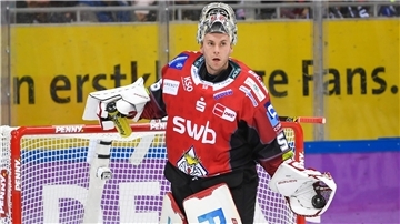 Soll nach vier Jahren vor dem Abschied aus Bremerhaven stehen_ Pinguins-Keeper Maximilian Franzreb.