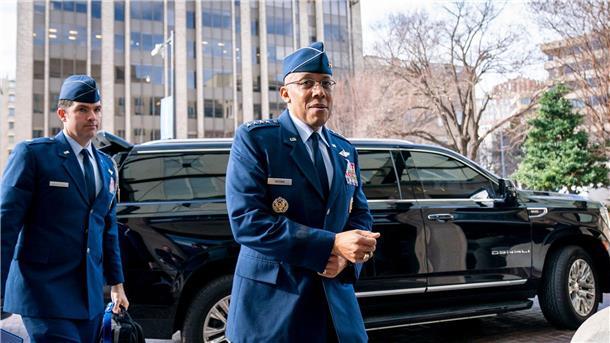 Biden will Charles Brown als US-Generalstabschef nominieren Soll neuer Generalstabschef werden: General Charles Brown Jr. (r), aktuell Stabschef der US-Luftwaffe.