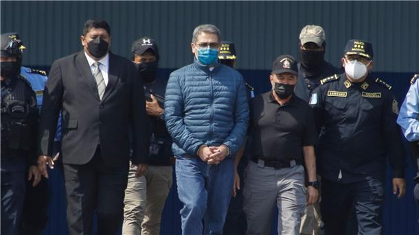 Soll unter anderem auch dem in US-Haft sitzenden mexikanischen Ex-Kartellchef Joaquín „El Chapo“ Guzmán geholfen haben, Kokain über Honduras in Richtung USA zu schleusen: Juan Orlando Hernandez (M.).