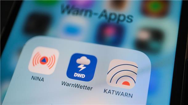 Sollen auf eine Gefahr hinweisen: Die NINA Warn-App, das WarnWetter vom DWD und die Katwamrn-App.