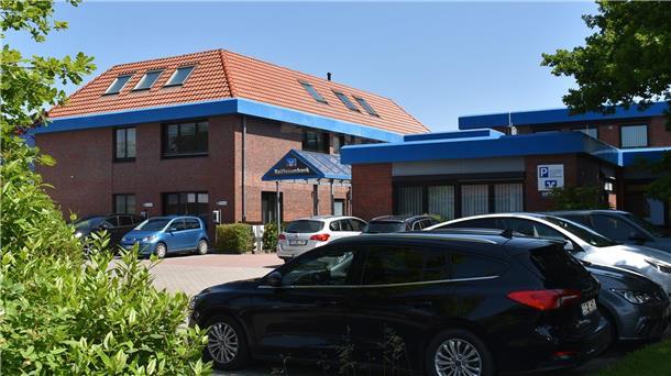 Die Hauptstelle der Raiffeisenbank Butjadingen-Abbehausen im Nordseebad Burhave.