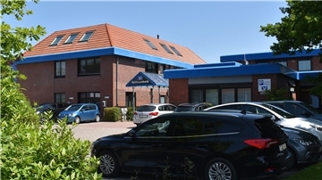 Die Hauptstelle der Raiffeisenbank Butjadingen-Abbehausen im Nordseebad Burhave.