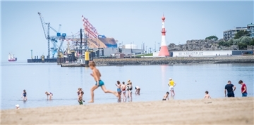 Badegäste an einem Strand