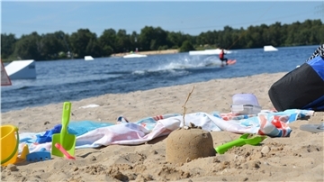 Sommer, Sonne, Sand – während auf dem Spadener See manch einer mit dem Wasserski unterwegs war, ließen es andere ruhiger angehen.