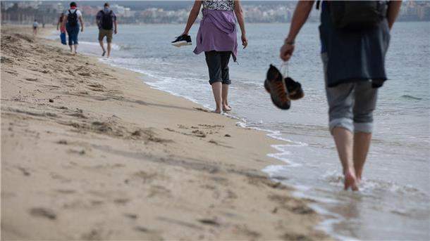 Sonnige Aussichten für Reisebranche – mehr Urlauber denn je Sommer, Sonne, Strand: Zu den beliebtesten Reisezielen der Deutschen zählt wieder einmal Spanien. (Archivbild)
