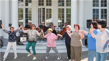 Sommerfest 2019: Die liberale Menorah-Gemeinde hat dazu in den Garten der Villa Schocken in Bremerhaven eingeladen, an die 100 Gäste feierten mit Tanz und Gesang, es begleitete das Blancke-Trio. Bild: Archiv