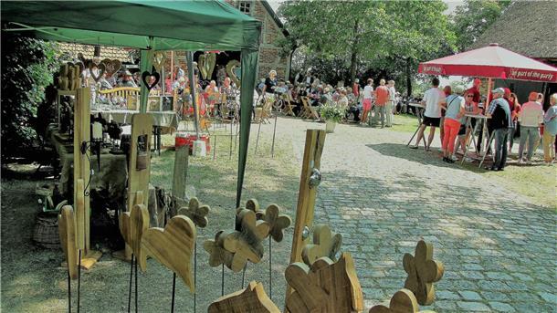 Butterkuchen, Schnittchen und Sonnenschein: Backhusfrünn feiern 25 Jahre Sommerliche Gemütlichkeit mit Musik und Butterkuchen.