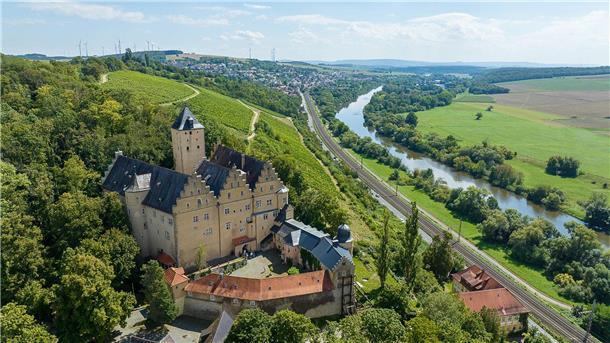 Geburtsschloss von Gunter Sachs zu verkaufen Sommerlicher Blick auf Schloss Mainberg bei Schweinfurt (Luftaufnahme mit einer Drohne). Die Gemeinde Schonungen in der Nähe von Schweinfurt sucht einen neuen Besitzer für das Schloss Mainberg, in dem Gunter Sachs geboren wurde.