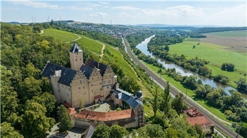 Sommerlicher Blick auf Schloss Mainberg bei Schweinfurt (Luftaufnahme mit einer Drohne). Die Gemeinde Schonungen in der Nähe von Schweinfurt sucht einen neuen Besitzer für das Schloss Mainberg, in dem Gunter Sachs geboren wurde.