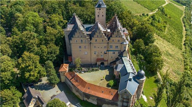 Geburtsschloss von Gunter Sachs zu verkaufen Sommerlicher Blick auf Schloss Mainberg bei Schweinfurt (Luftaufnahme mit einer Drohne). Die Gemeinde Schonungen in der Nähe von Schweinfurt sucht einen neuen Besitzer für das Schloss Mainberg, in dem Gunter Sachs geboren wurde.