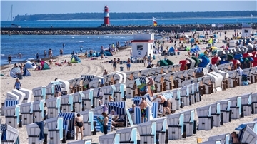 Sommerurlauber am Ostseestrand in Warnemünde. Im Zeitraum von Januar bis Oktober erzielte der Deutschland-Tourismus mit gut 433 Millionen Übernachtungen einen Rekord.