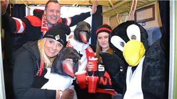 Sonderzugfahrten sind immer Feiertage für die Pinguins-Fans.