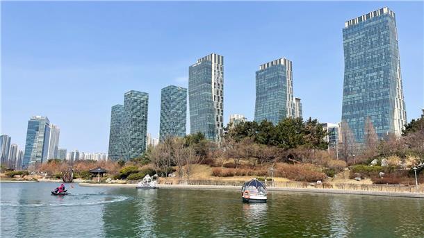 Songdo besteht zu großen Teilen aus gläsernen Hochhäusern und Grünflächen. (Archivbild)