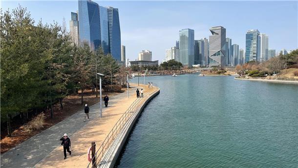 Songdo besteht zu großen Teilen aus gläsernen Hochhäusern und Grünflächen. (Archivbild)