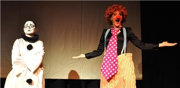 „Songs of a clown“ in der Jahnhalle mit der Mezzosopranistrin Verena Tönjes (rechts) und der Pianistin Daria Tudor. Es war ein Heimspiel für die Sängerin, die aus Nordenham stammt, und ein Genuss fürs Publikum.