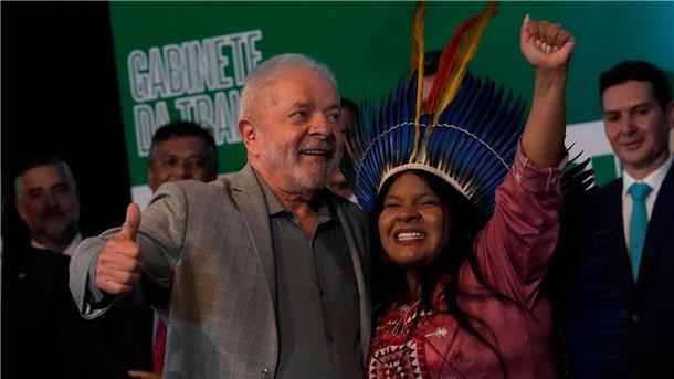 Sonia Guajajara an der Seite von Brasiliens Staatschef Luiz Inacio Lula da Silva.