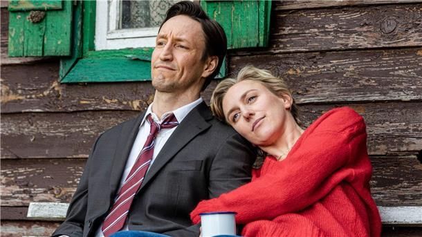 Eine Frau muss los: „Vorübergehend glücklich“ Sonja (Franziska Machens) kehrt im Film zurück zu ihrem Bruder Stefan (Hendrik Heutmann).
