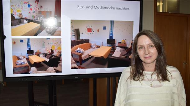 Frau vor einem Bildschirm