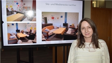 Frau vor einem Bildschirm