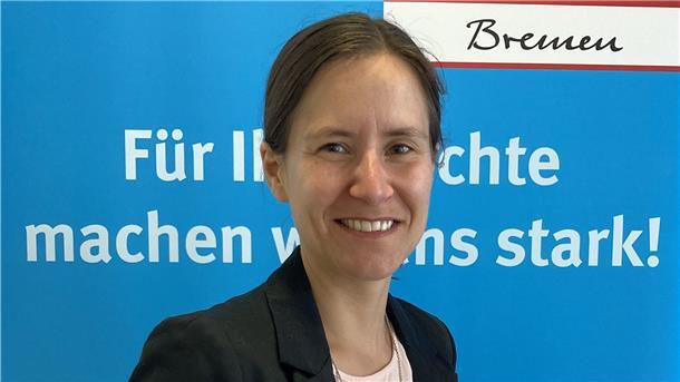 Frau vor einer blauen Wand.