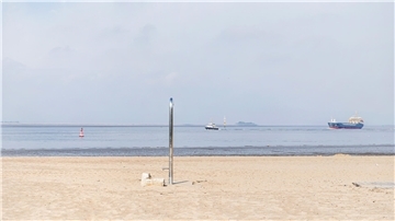 Eine Familie am Weserstrandbad in Bremerhaven.