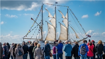 Sonne, Segel, Schaulustige: Die Schiffs-Parade auf der Weser schenkte den Menschen am Fluss und in Bremerhaven herrliche Momente.